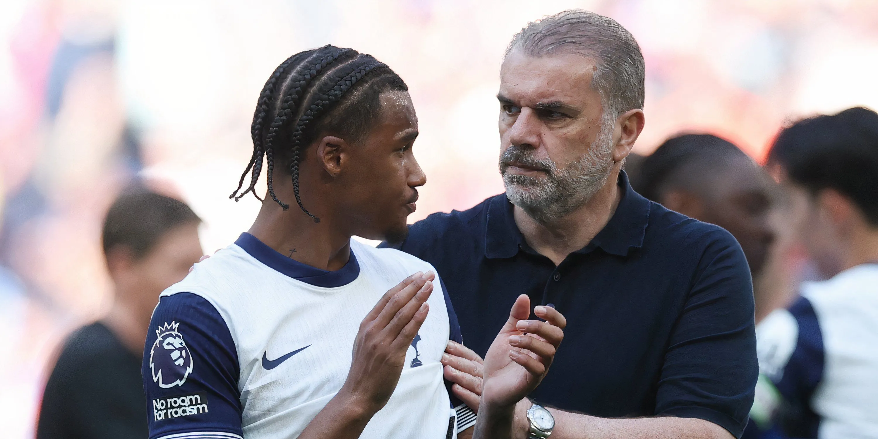 Wilson Odobert trong màu áo Tottenham thi đấu trước Aston Villa