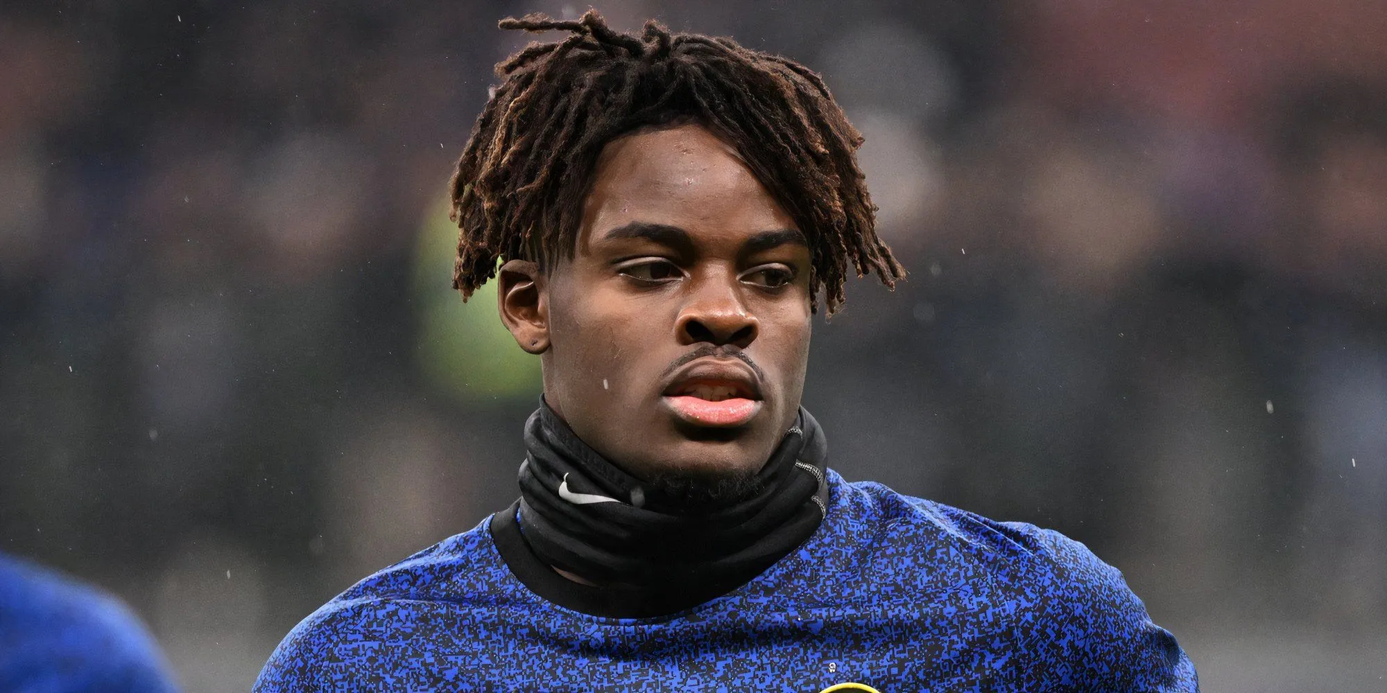Yann Bisseck trong màu áo Inter Milan đang thi đấu trên sân