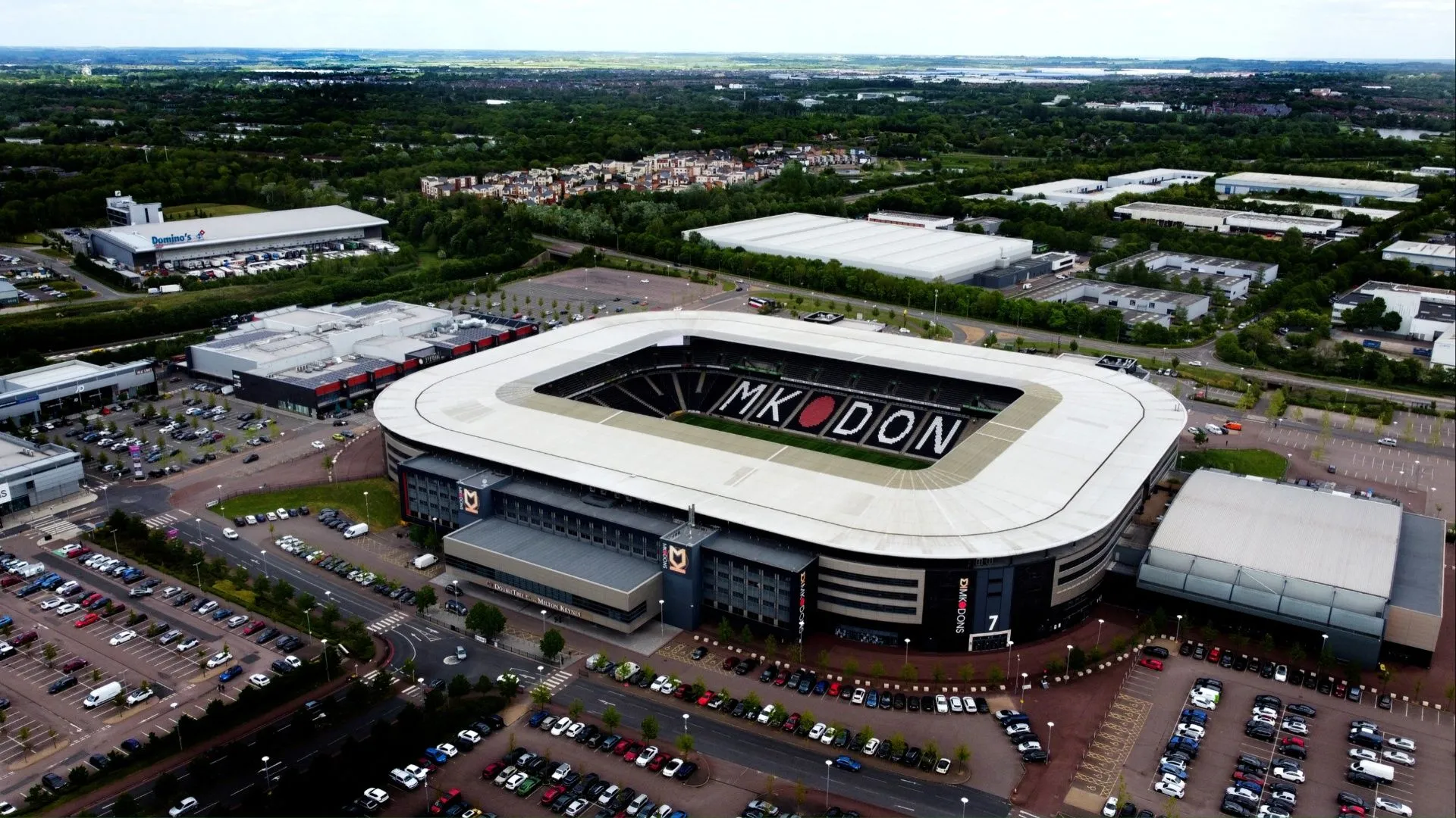 Aaron Collins được kỳ vọng sẽ là chủ lực trên hàng công MK Dons tại League Two