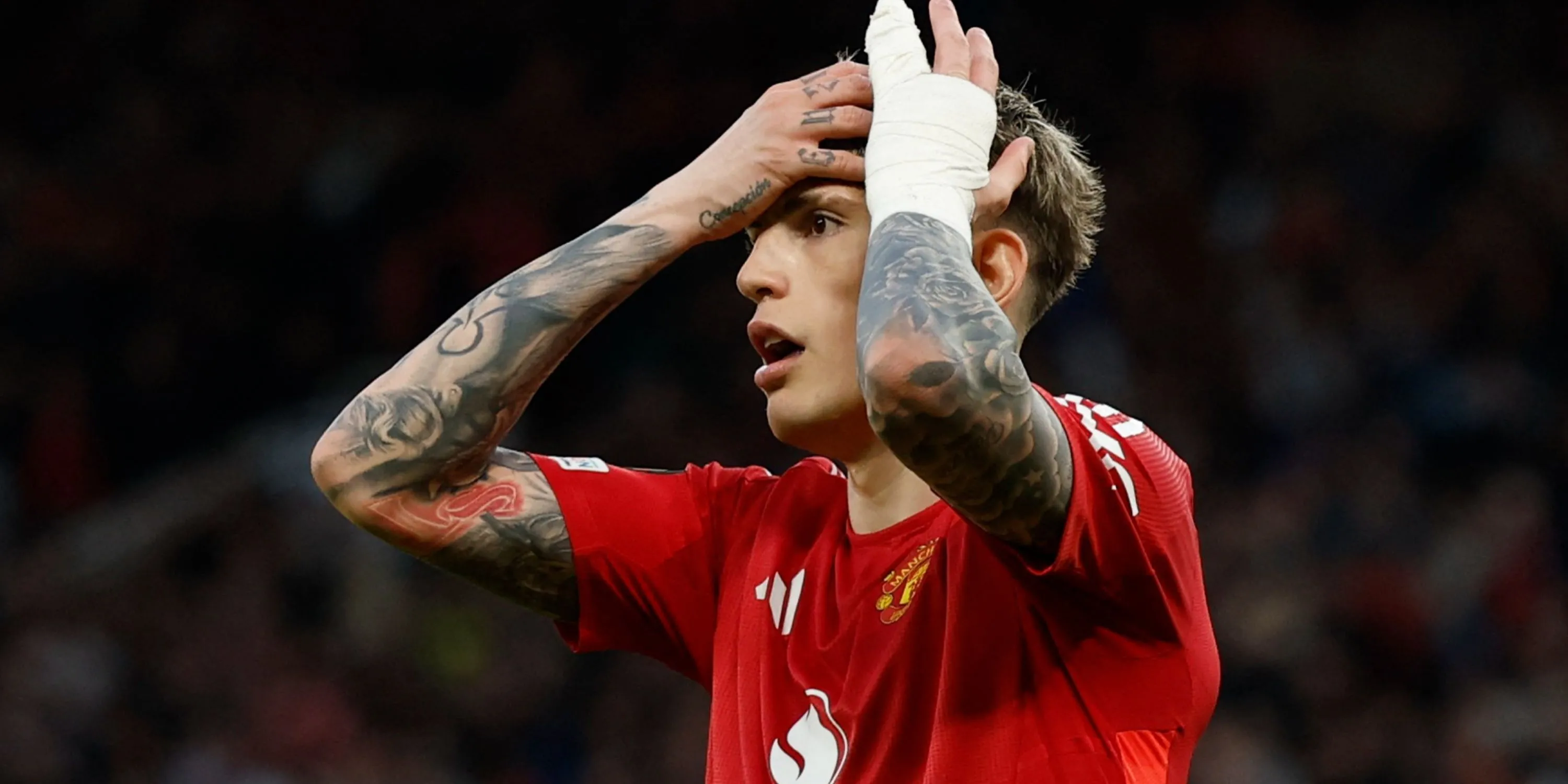 Alejandro Garnacho thể hiện sự thất vọng sau khi bỏ lỡ cơ hội cho Manchester United