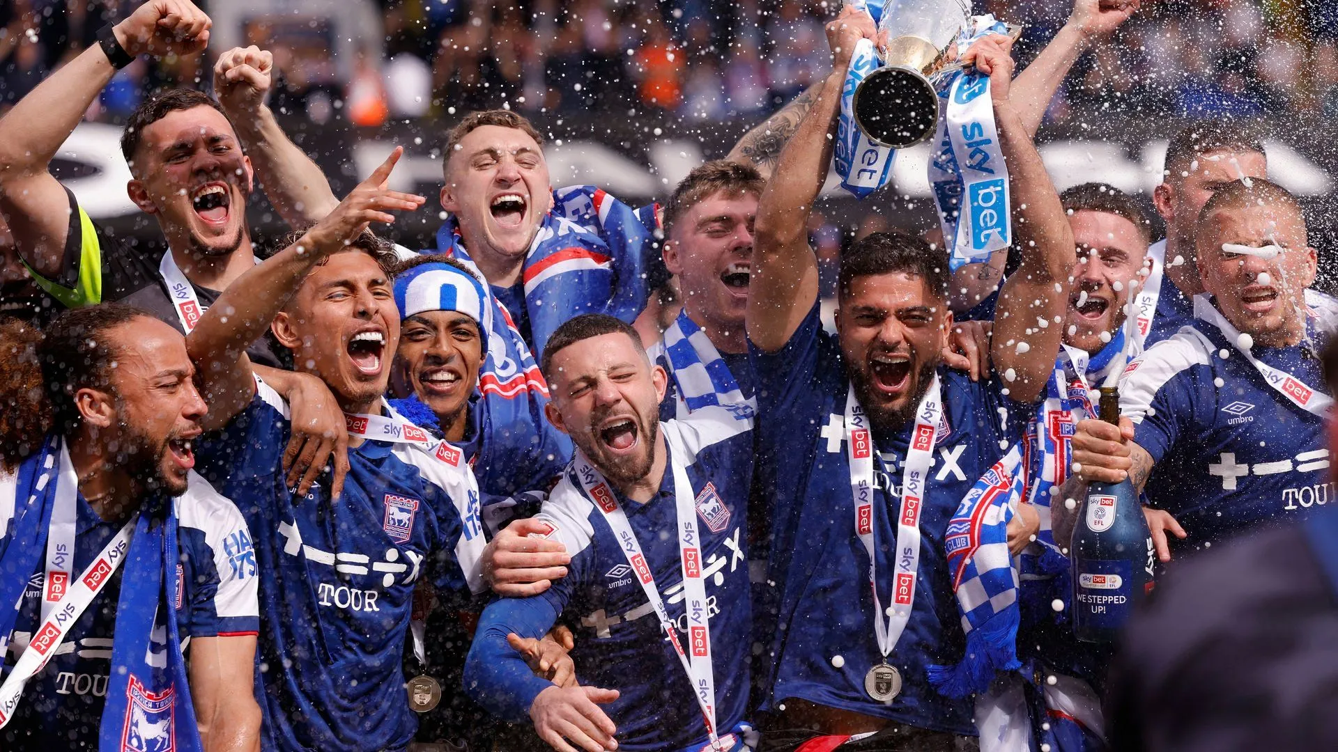 Các cầu thủ Ipswich Town ăn mừng chức vô địch Championship và thăng hạng Premier League