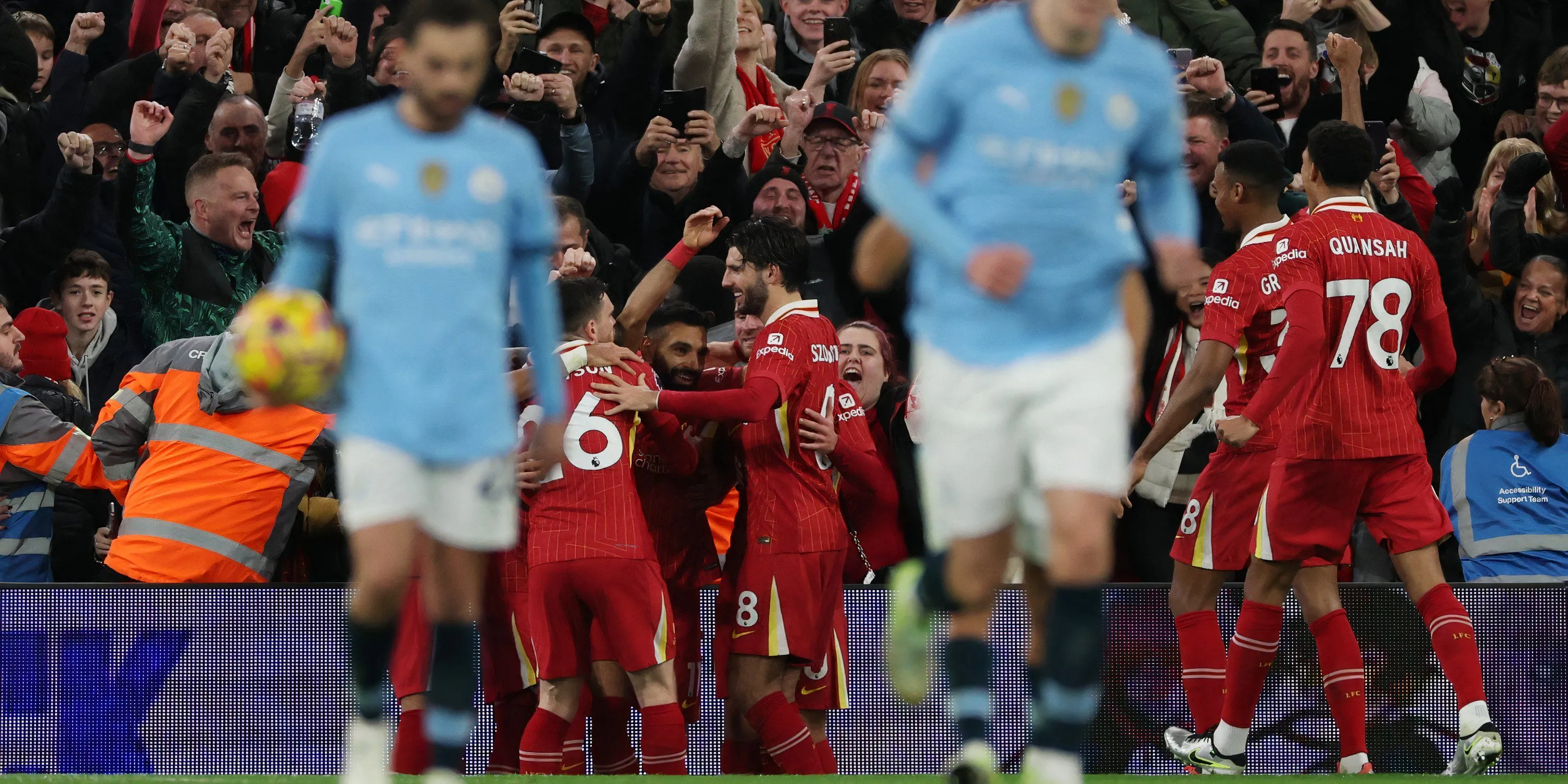 Các cầu thủ Liverpool ăn mừng bàn thắng trong trận đấu