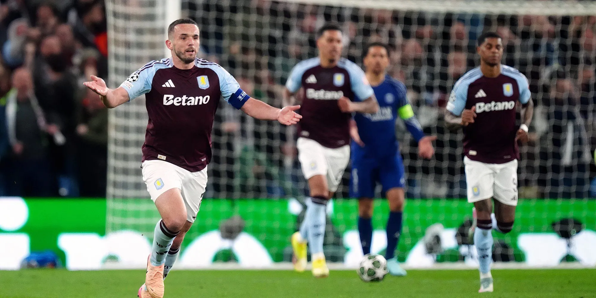 Cầu thủ Aston Villa thi đấu trên sân