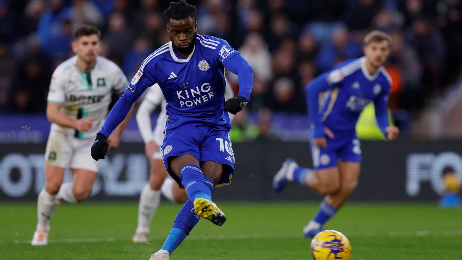 Cầu thủ chạy cánh Stephy Mavididi trong màu áo Leicester