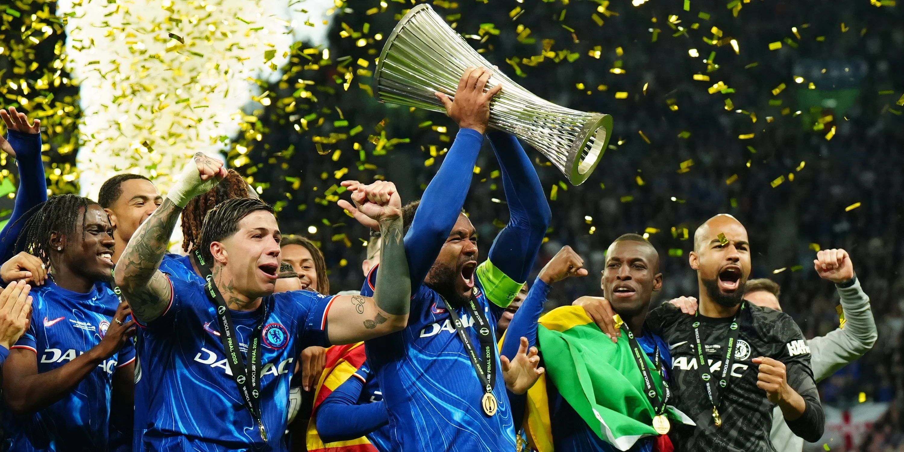 Cầu thủ Chelsea nâng cao cúp vô địch UEFA Europa Conference League