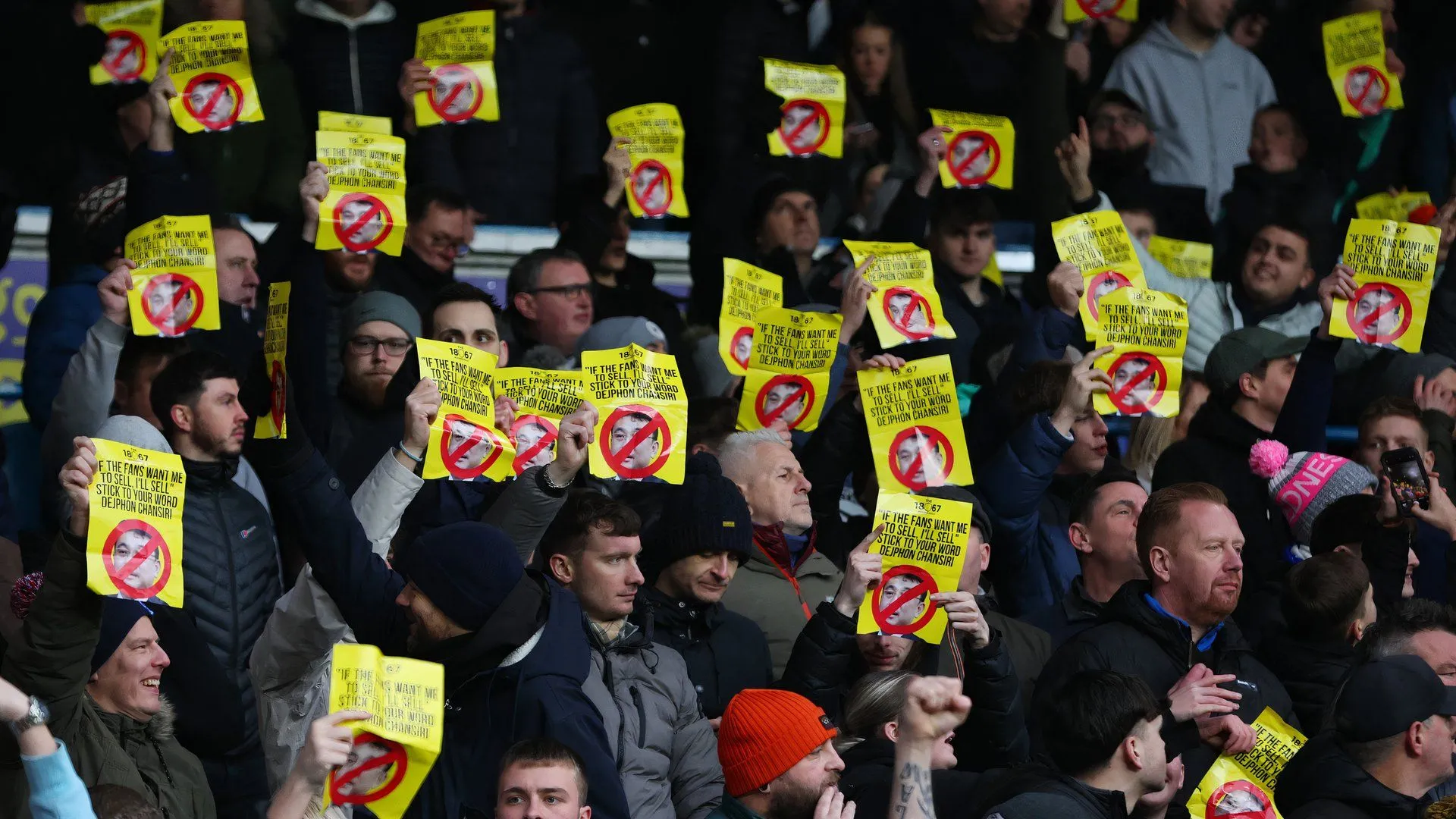 Cổ động viên Sheffield Wednesday biểu tình phản đối chủ sở hữu Dejphon Chansiri