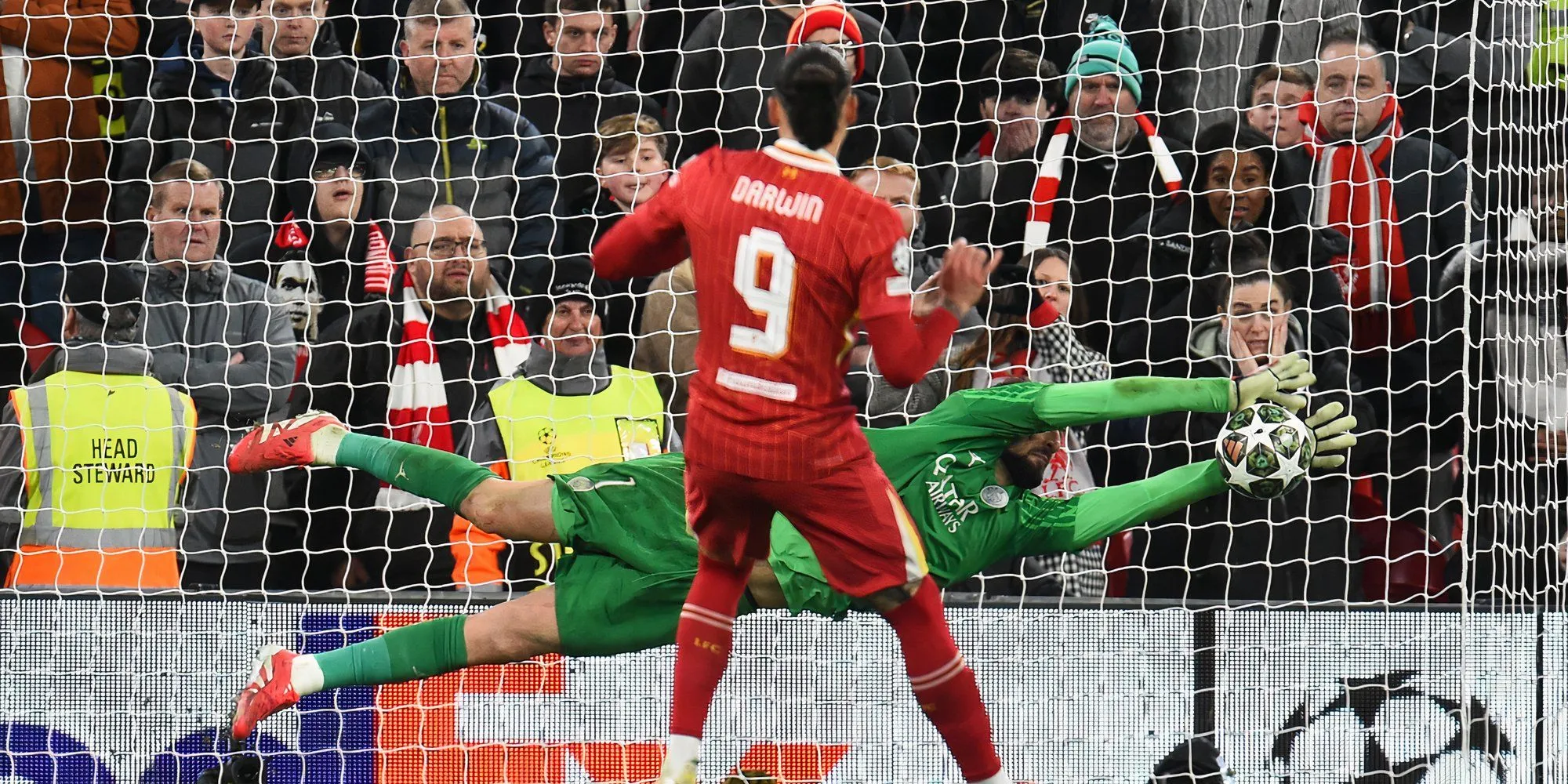 Gianluigi Donnarumma và Darwin Nunez trong một pha tranh chấp