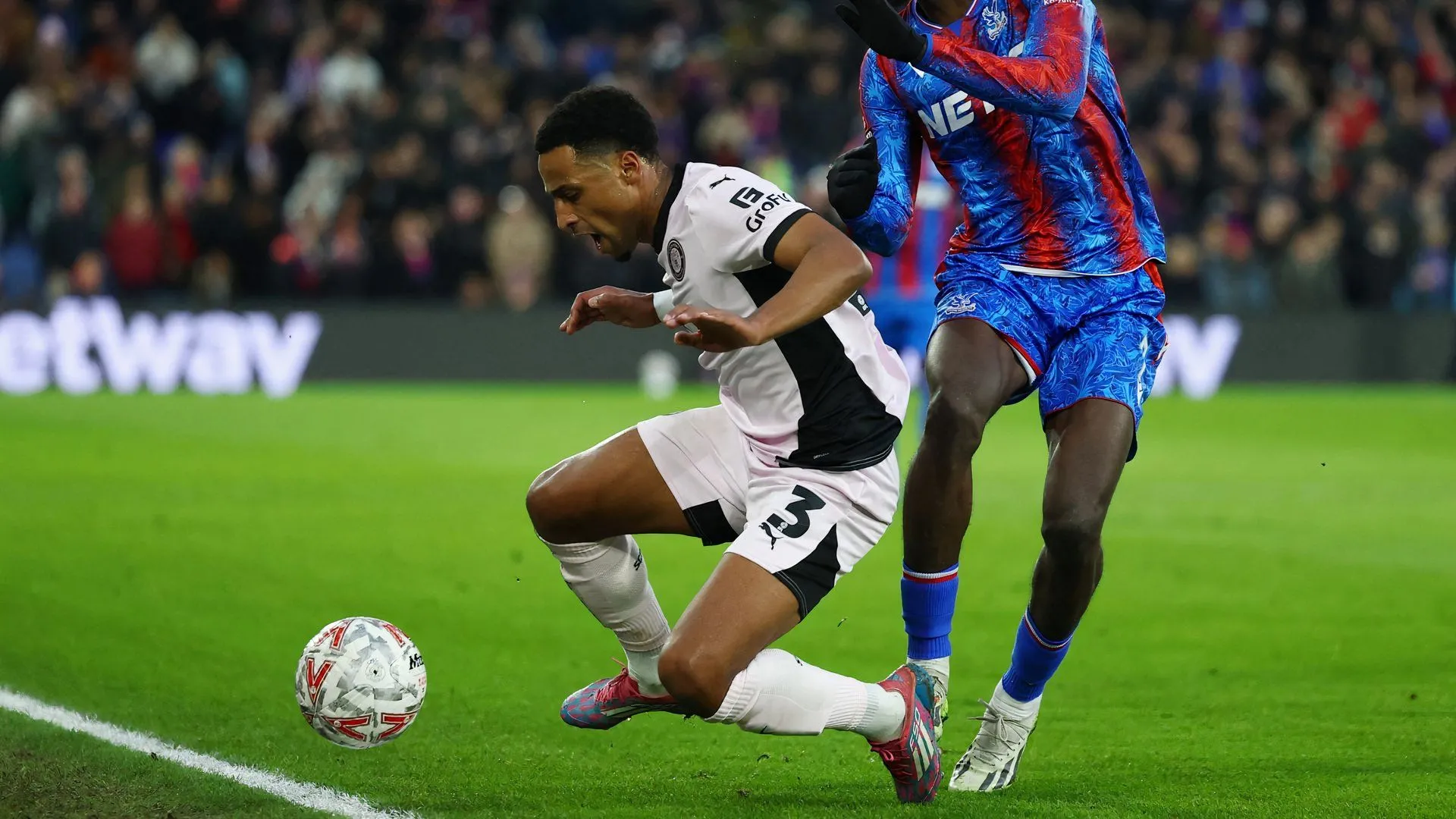 Hậu vệ Ibou Touray trong màu áo Stockport County, cầu thủ đang được Bradford City chiêu mộ