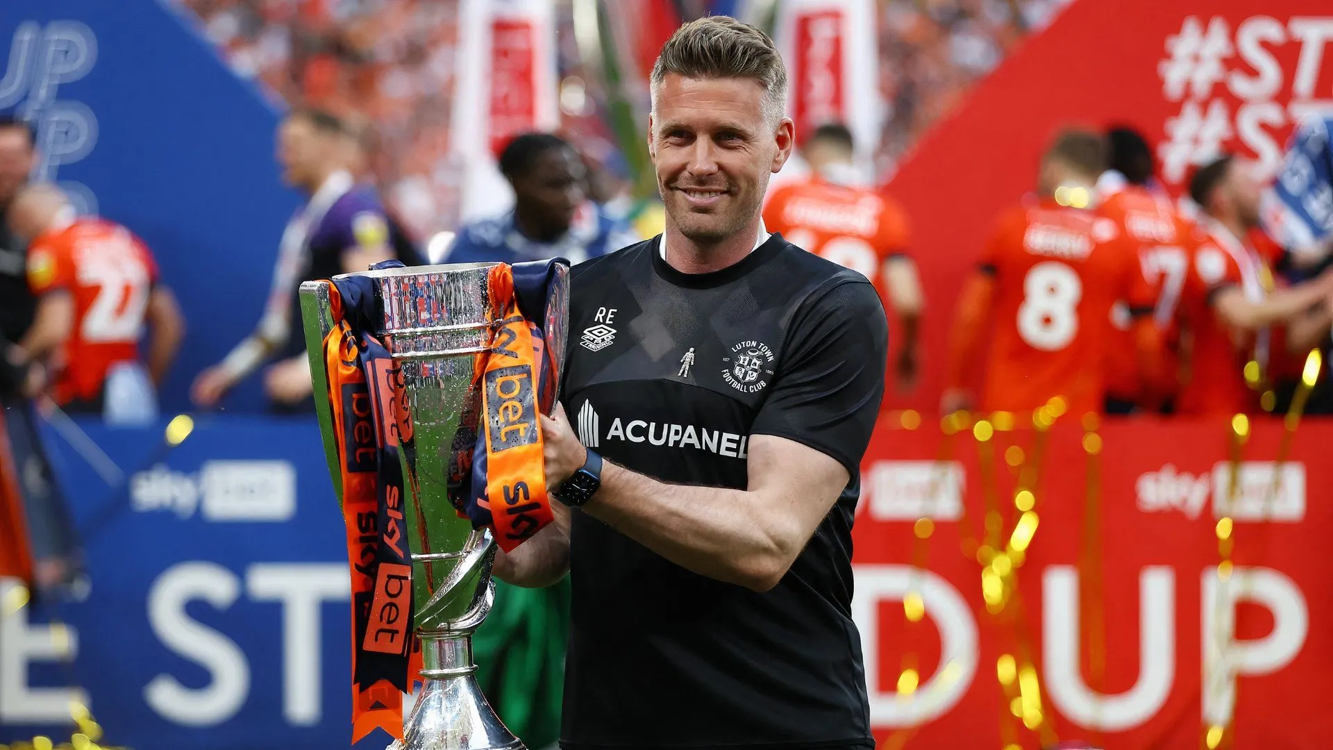 HLV Rob Edwards ăn mừng thăng hạng Premier League với Luton Town