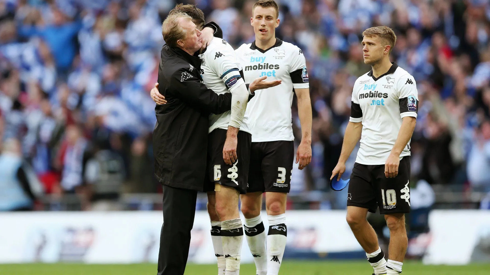 Huấn luyện viên Steve McClaren ôm Richard Keogh, phía sau là Craig Forsyth và Jamie Ward trong màu áo Derby County