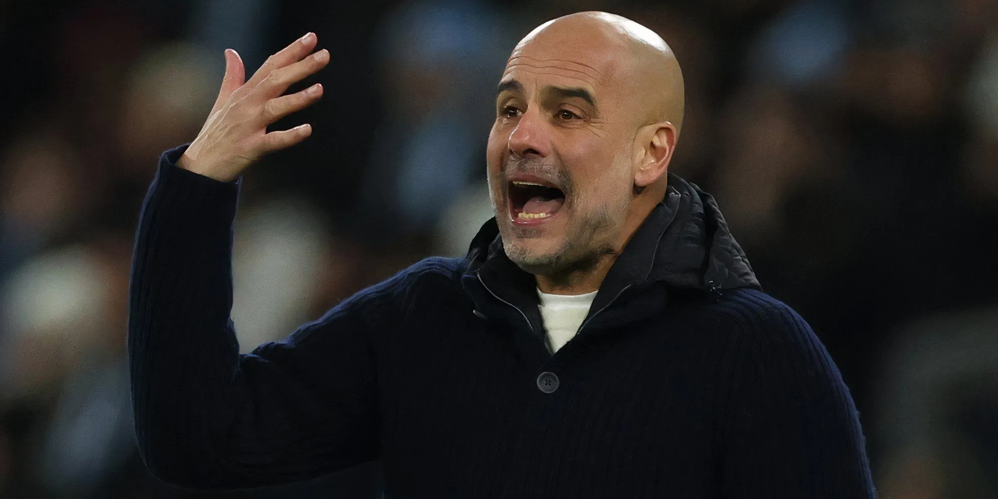 Huấn luyện viên trưởng Manchester City Pep Guardiola trên sân