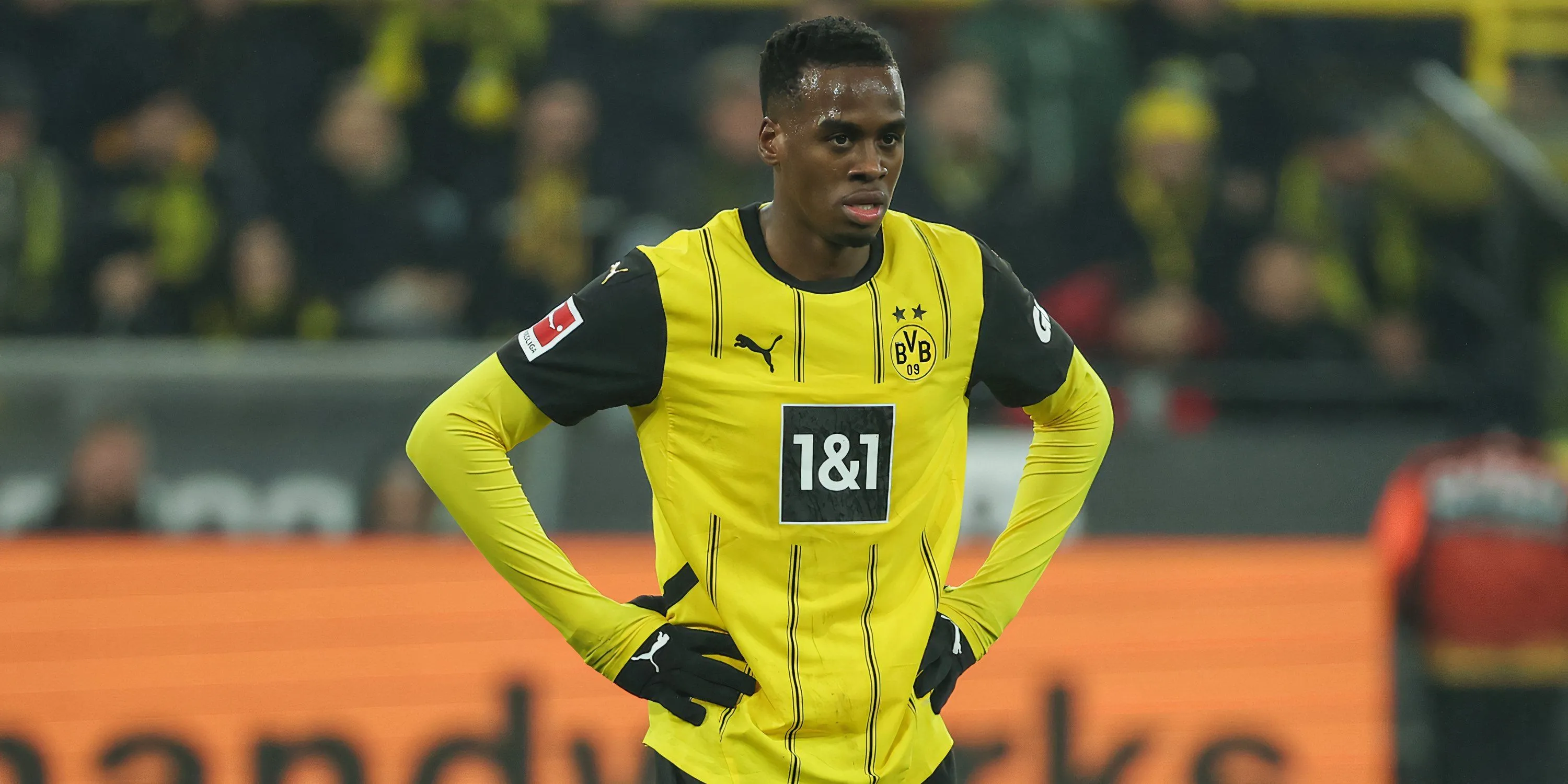 Jamie Bynoe-Gittens đi bóng trong trận đấu cho Borussia Dortmund
