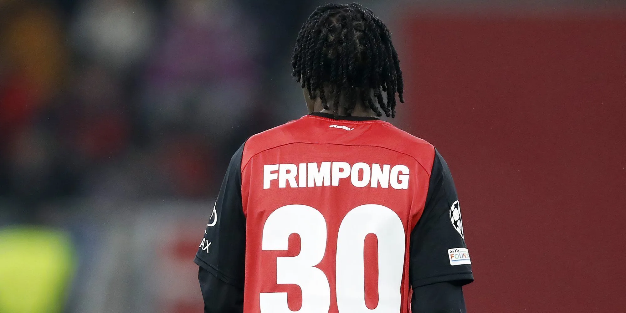 Jeremie Frimpong trong màu áo số 30 của Bayer Leverkusen, số áo anh sẽ mặc khi gia nhập Liverpool