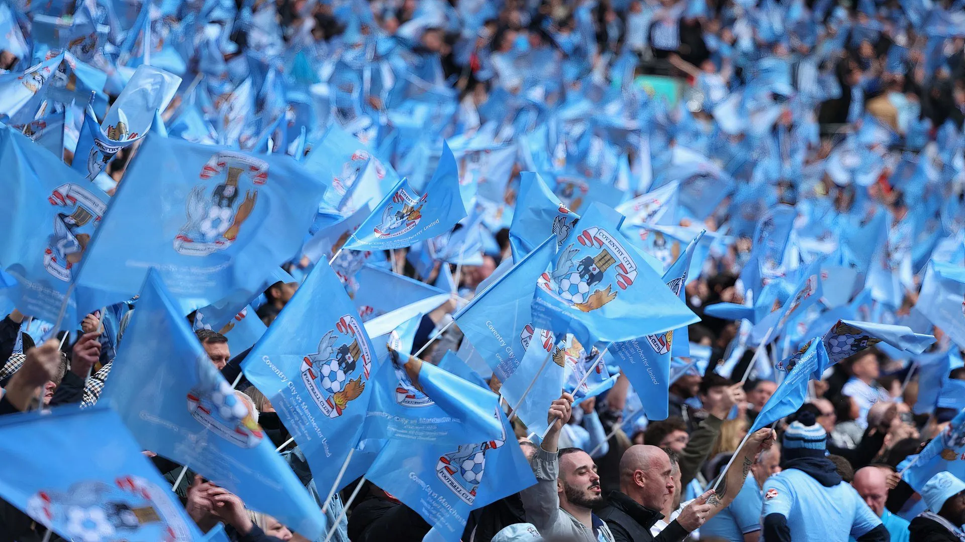 Khán đài sân vận động CBS Arena đầy ắp cổ động viên Coventry City