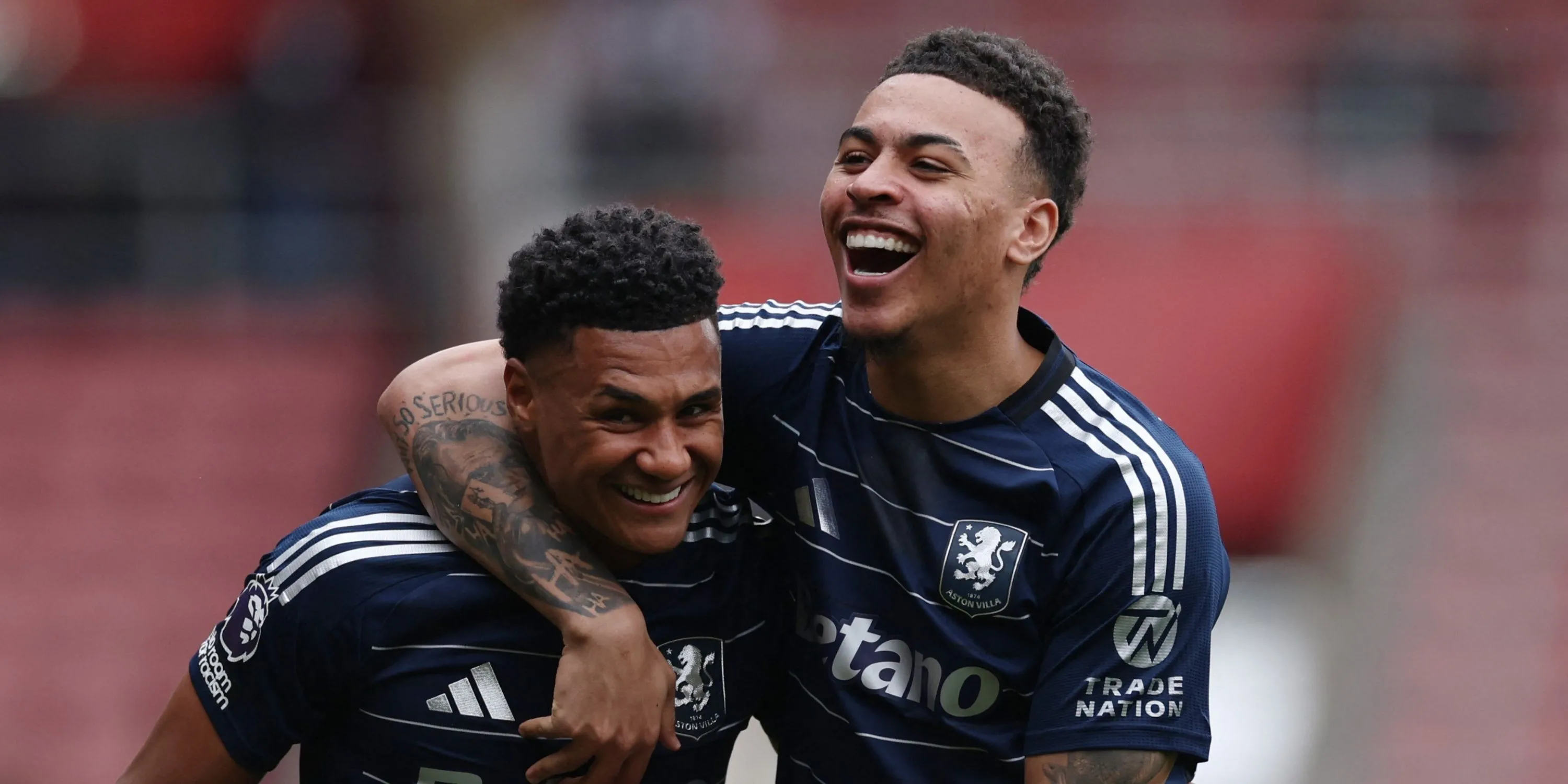 Ollie Watkins thi đấu cho Aston Villa