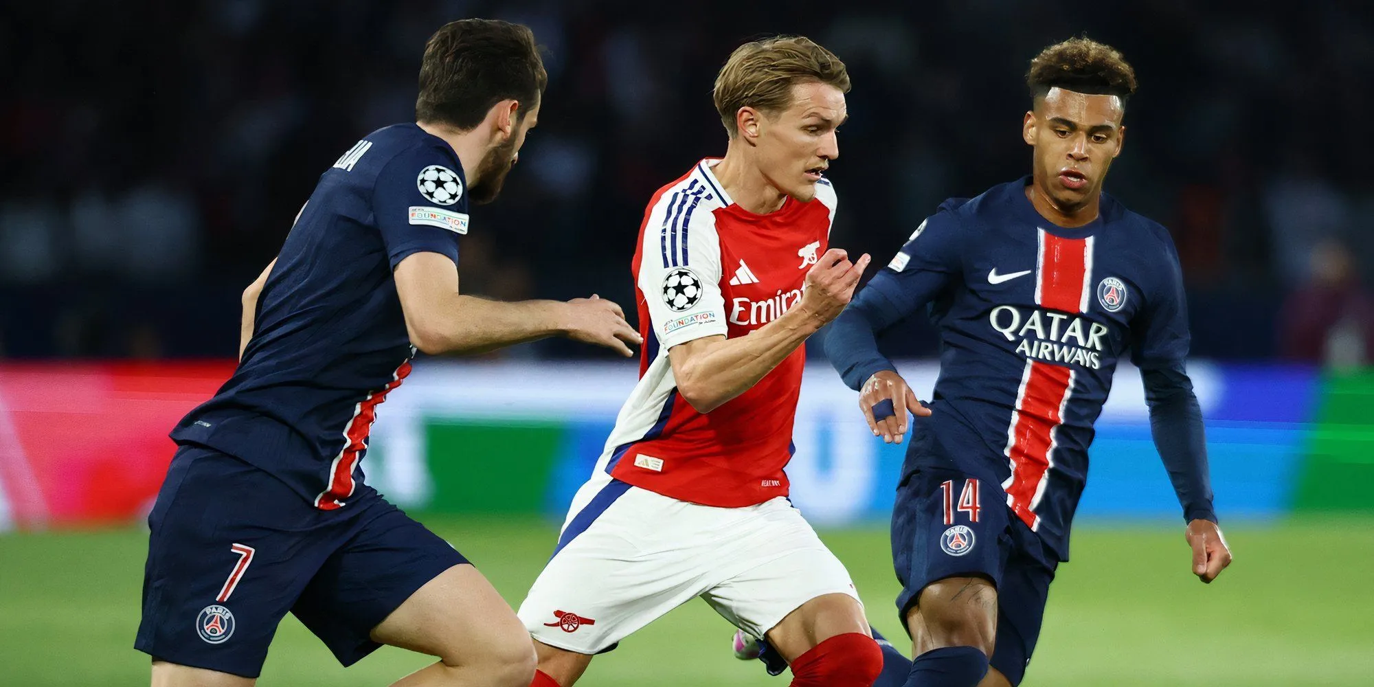 Pha tranh chấp giữa cầu thủ Arsenal và PSG