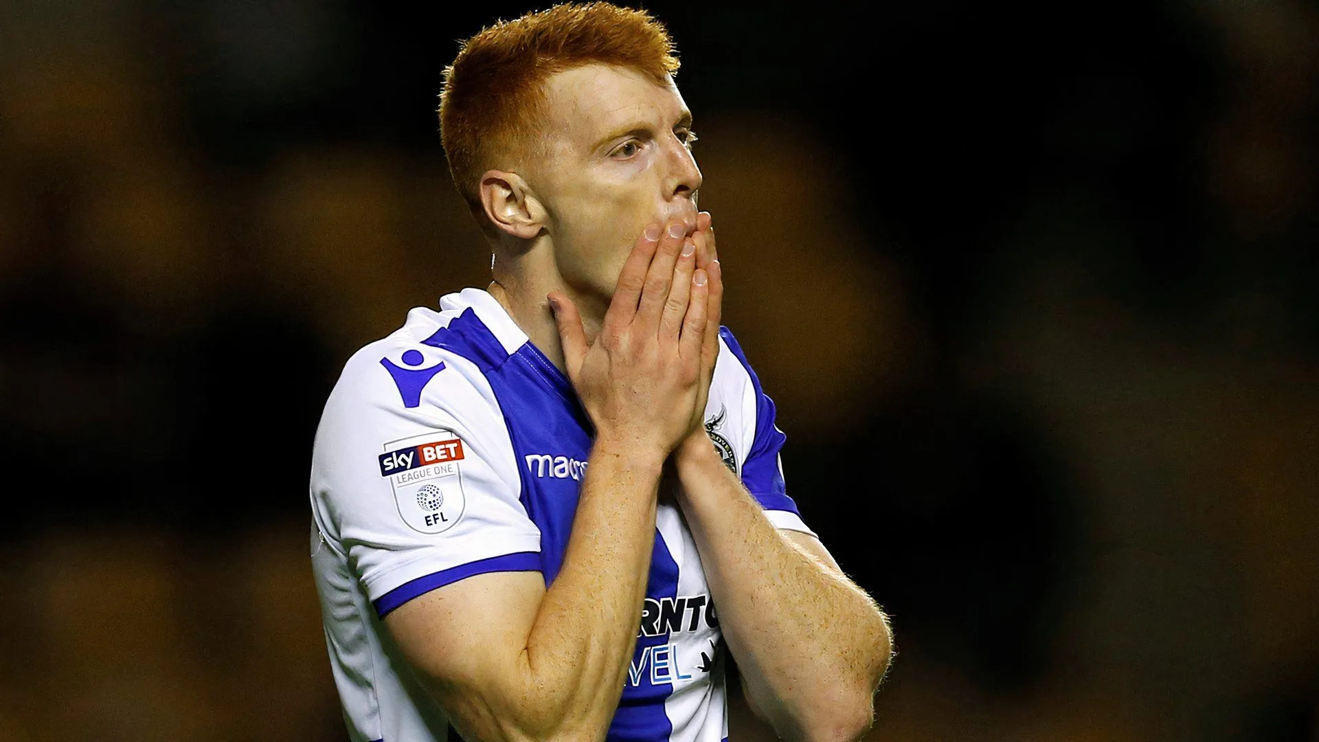 Rory Gaffney trong một pha bóng khi còn thi đấu cho Bristol Rovers tại sân Memorial Stadium