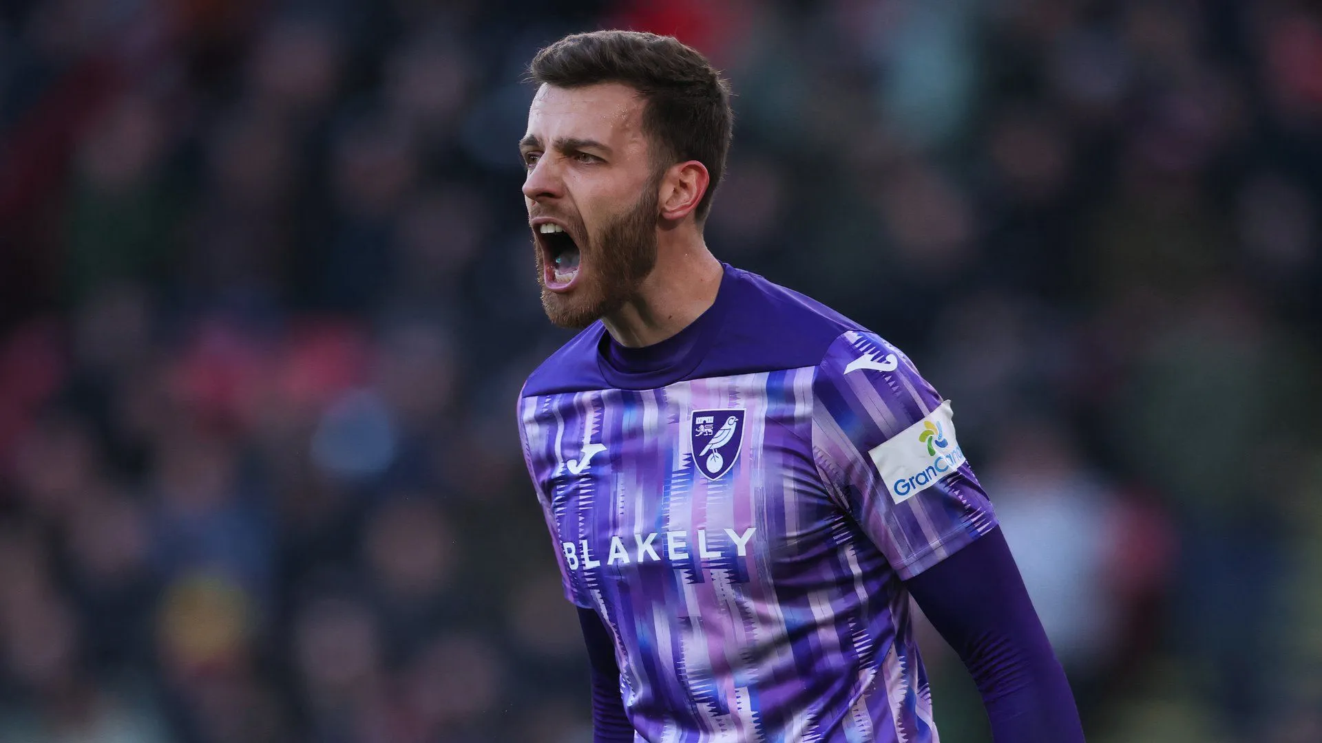 Thủ môn Angus Gunn trong màu áo Norwich City trên sân Carrow Road