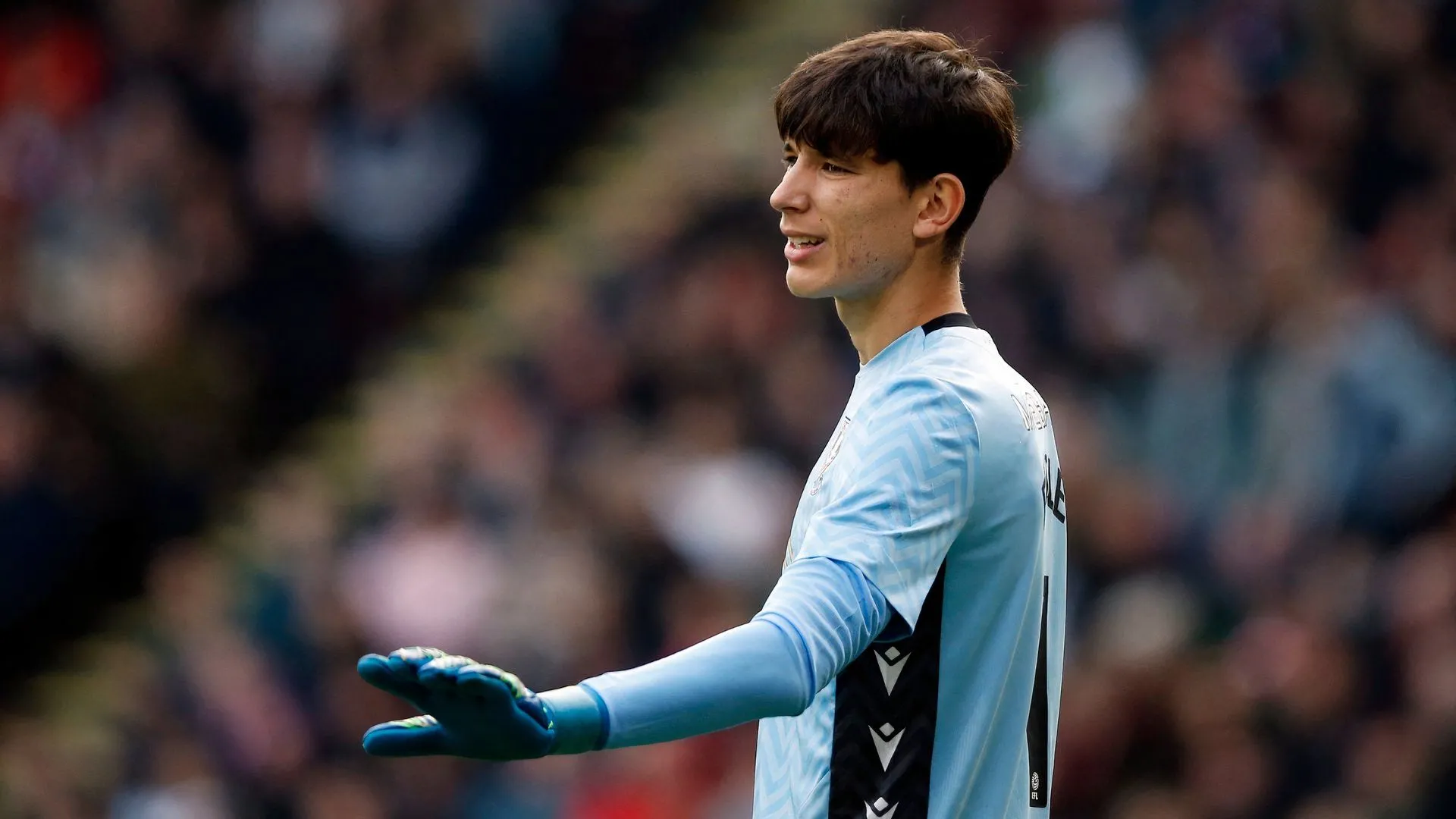Thủ môn trẻ James Beadle thi đấu cho Sheffield Wednesday tại Championship, tích lũy kinh nghiệm