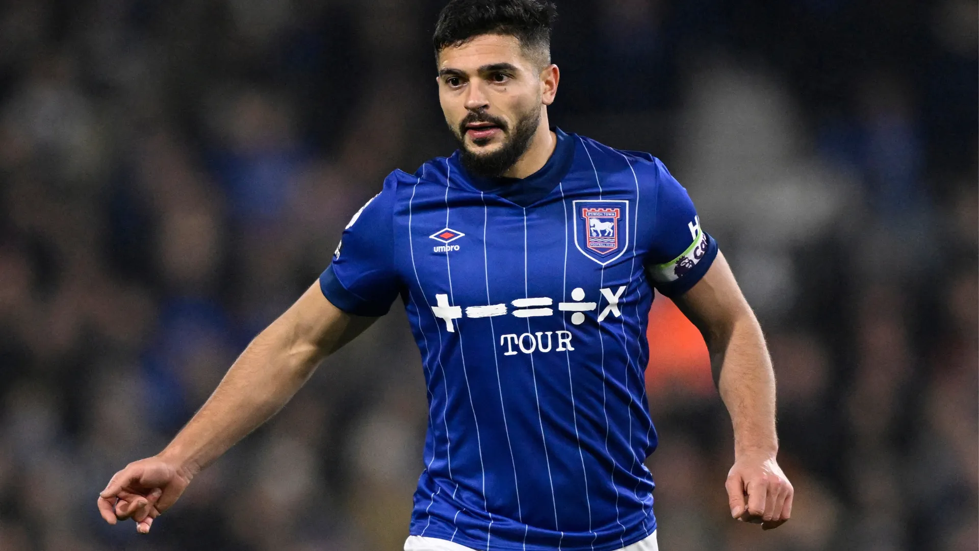 Thủ quân Ipswich Town Sam Morsy chúc mừng Marcus Harness