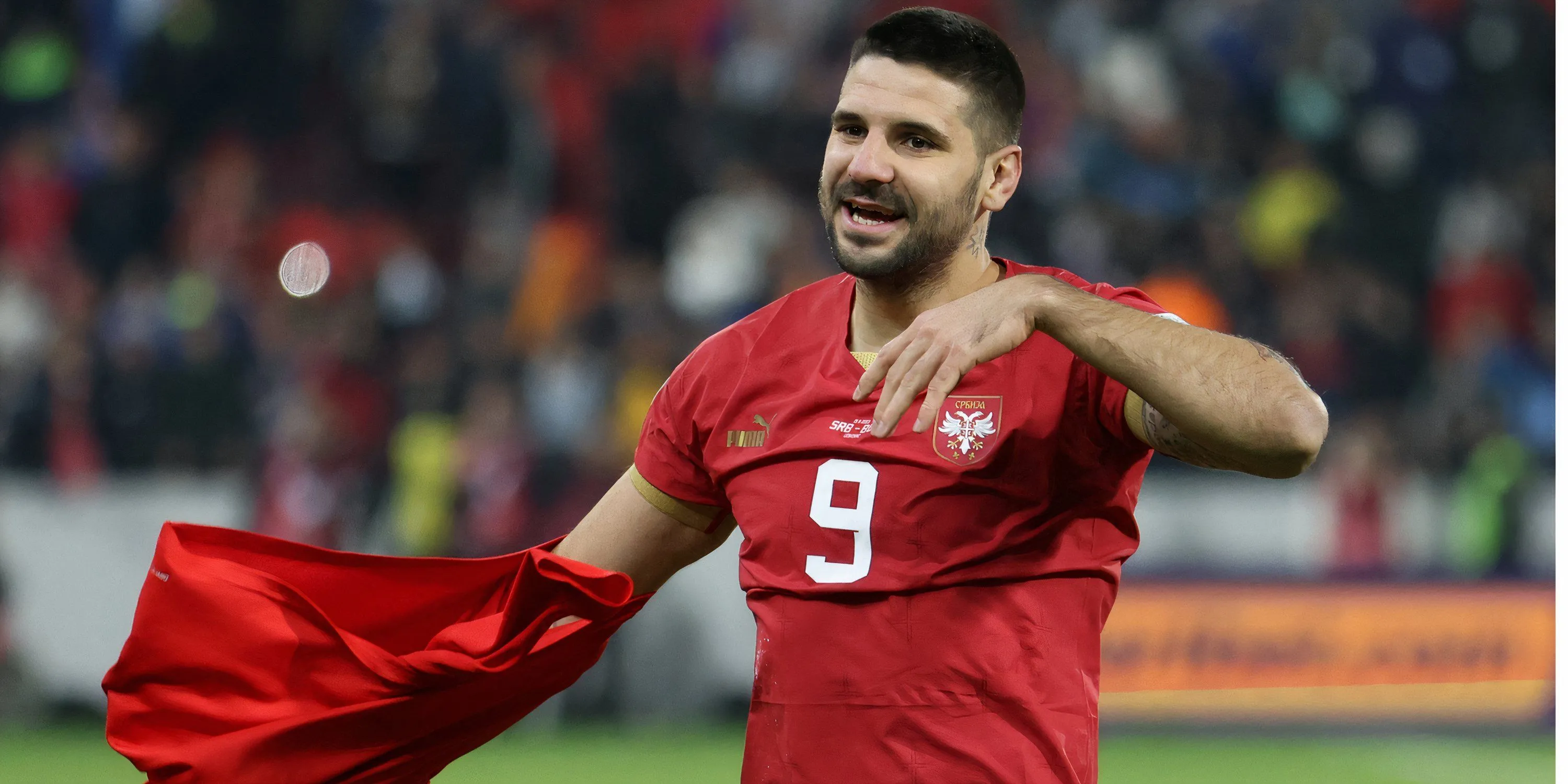 Tiền đạo Aleksandar Mitrovic trong màu áo đội tuyển Serbia, cầu thủ đang được Manchester United quan tâm từ Al-Hilal