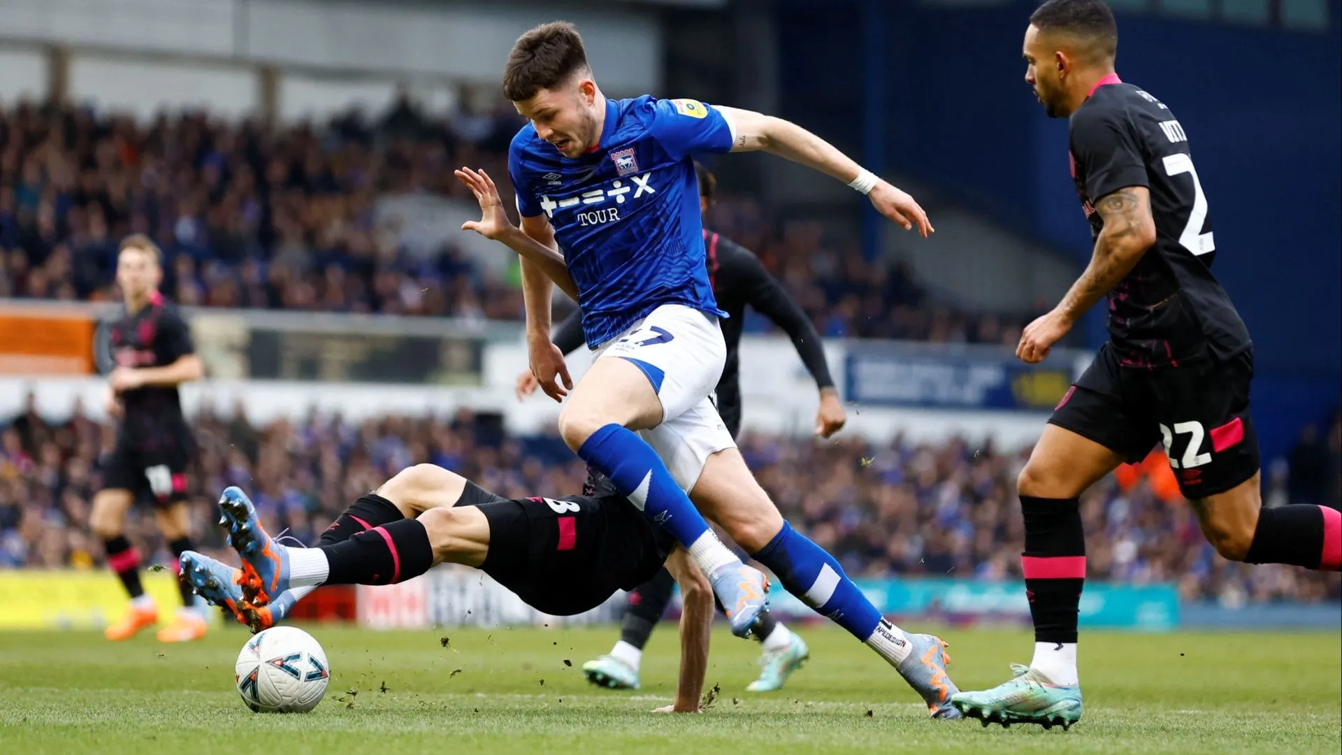 Tiền đạo George Hirst đang đàm phán gia hạn hợp đồng tại Ipswich Town