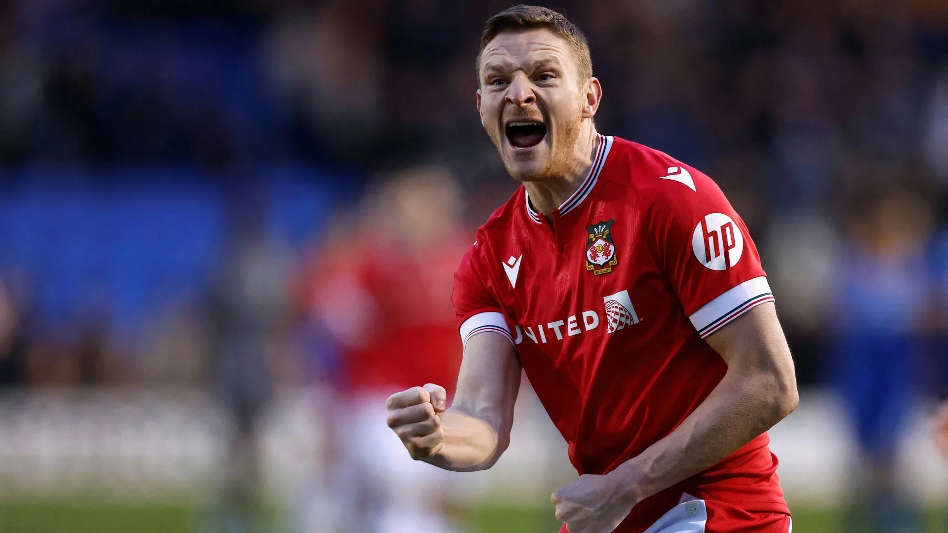 Tiền đạo Paul Mullin cùng các cầu thủ Wrexham trong buổi tập