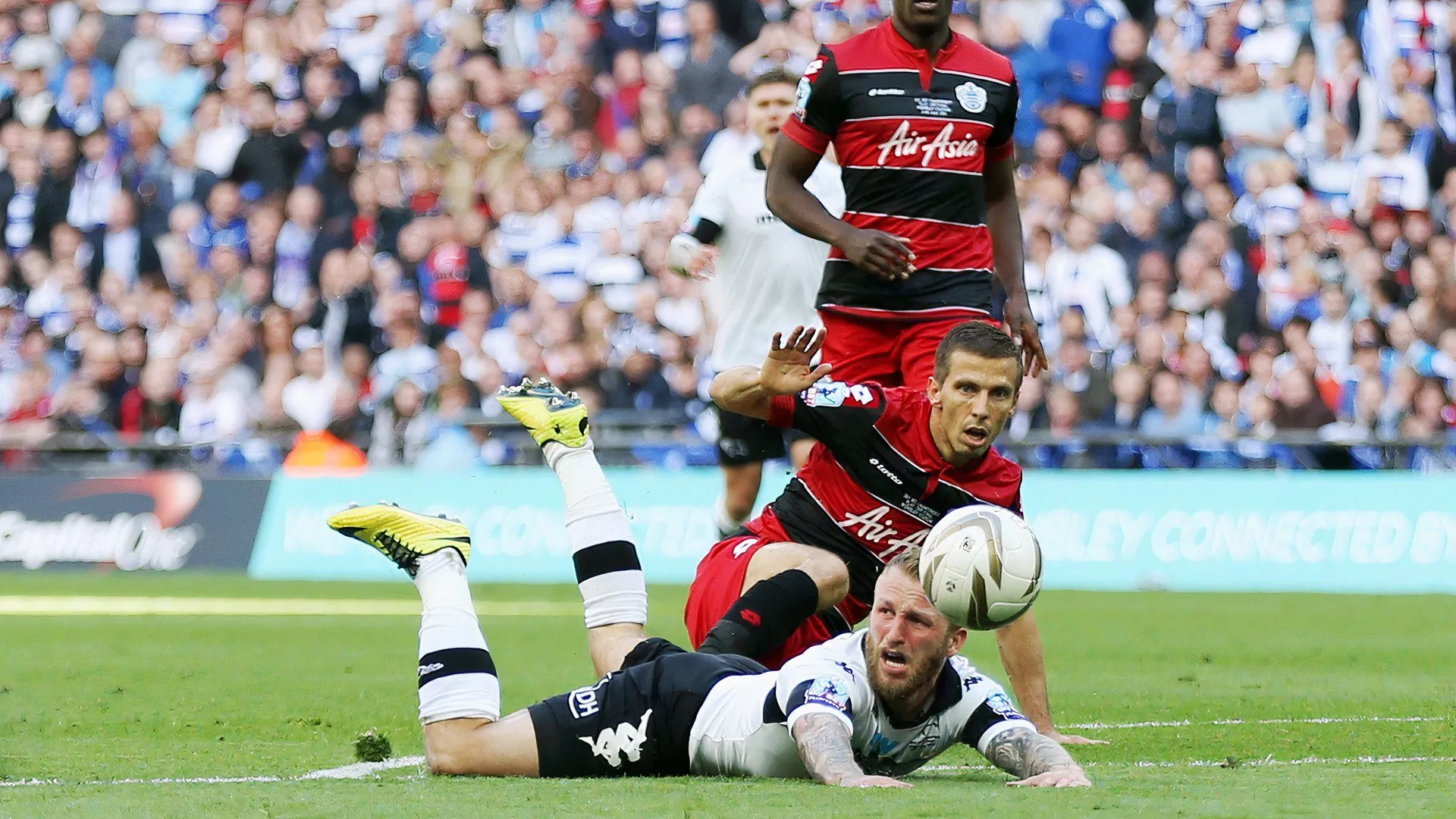 Tiền vệ Gary O'Neil của QPR, người nhận thẻ đỏ trong trận chung kết Playoff 2014 gặp Derby County