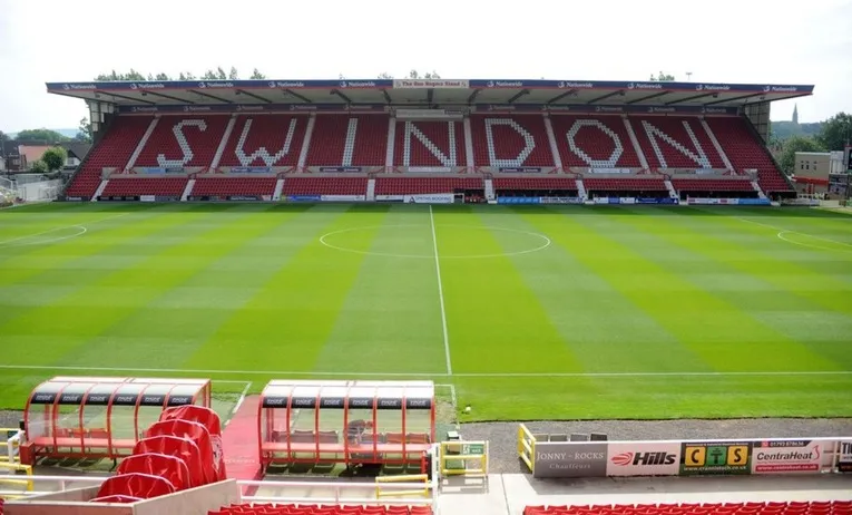 Ảnh chụp góc nghiêng Khán đài Chính The County Ground Swindon