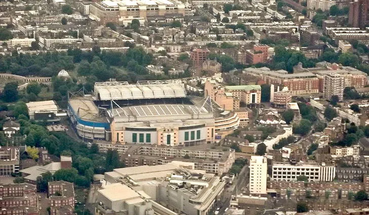 Ảnh chụp từ trên cao sân vận động Stamford Bridge, bao quát toàn bộ cấu trúc sân và khu vực xung quanh