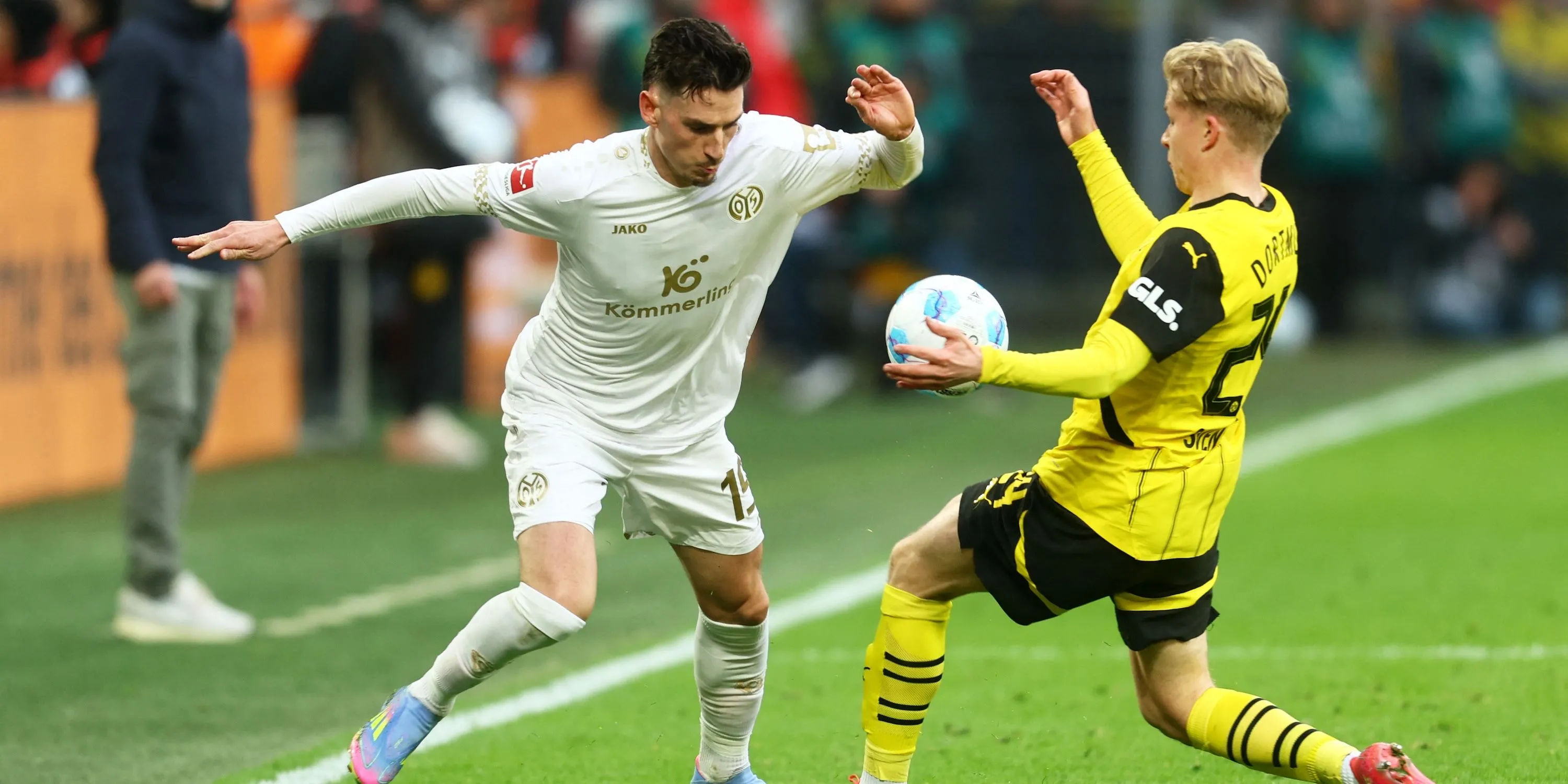 Anthony Caci trong một trận đấu tại Bundesliga