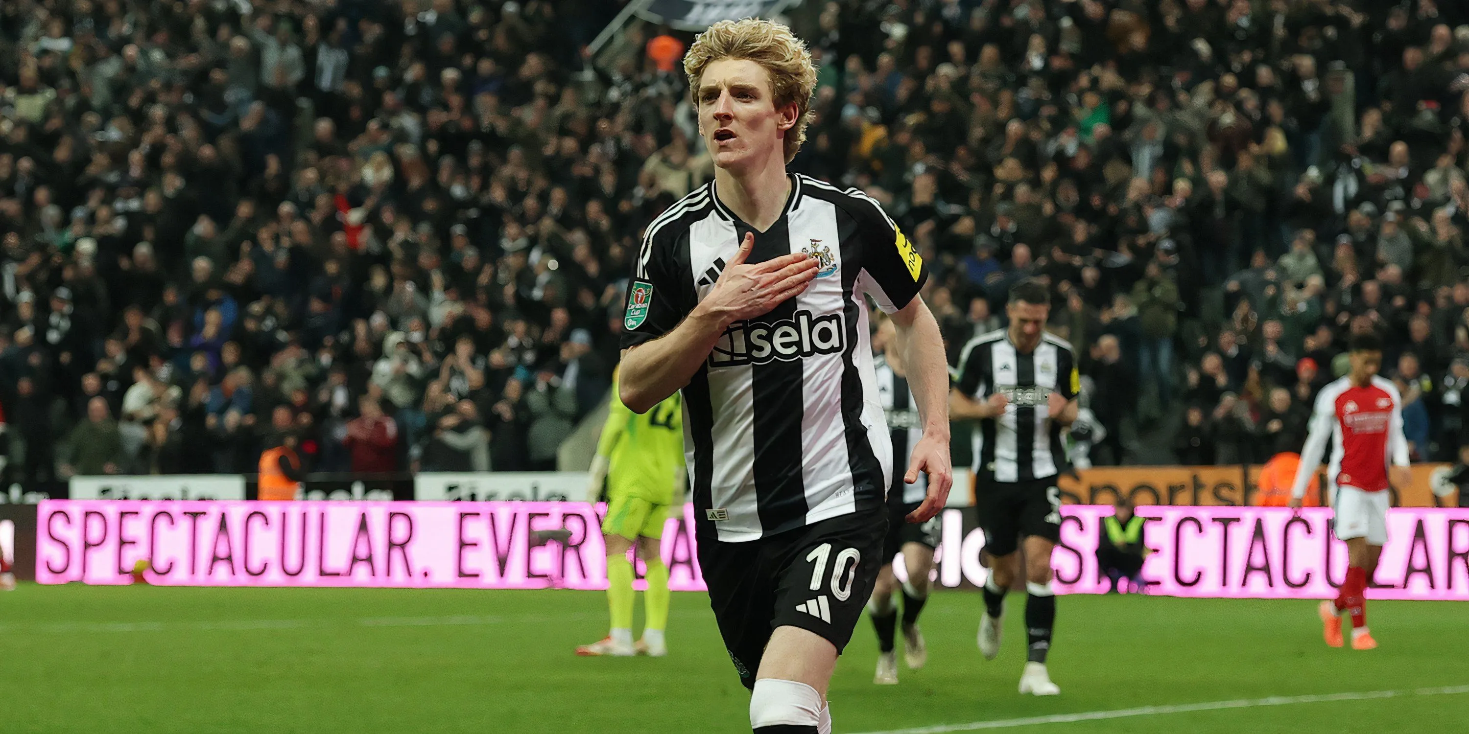 Anthony Gordon cùng huấn luyện viên Eddie Howe tại Newcastle