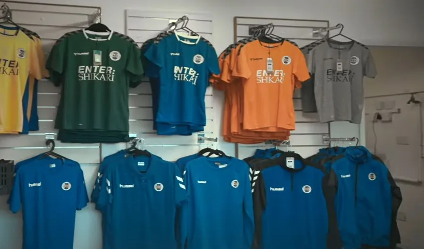 Áo đấu sân nhà màu xanh vàng truyền thống của câu lạc bộ bóng đá St Albans City FC được trưng bày