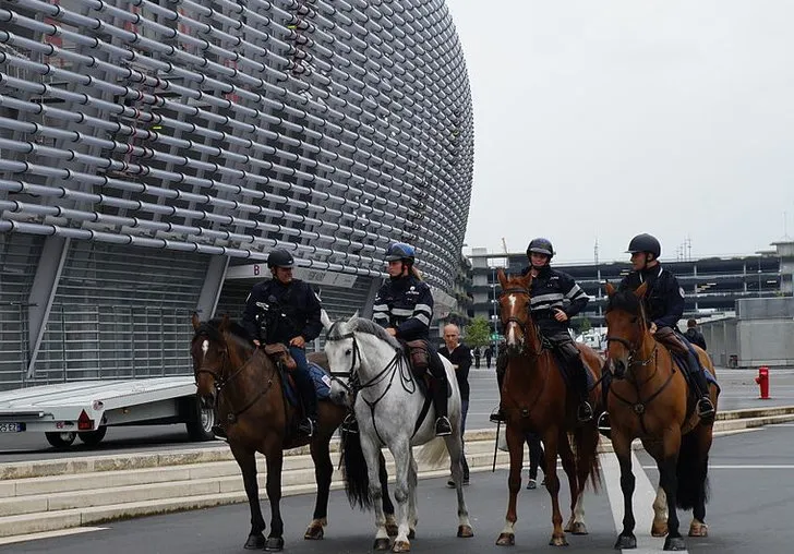 Bãi đỗ xe và khu vực xung quanh sân vận động Stade Pierre-Mauroy