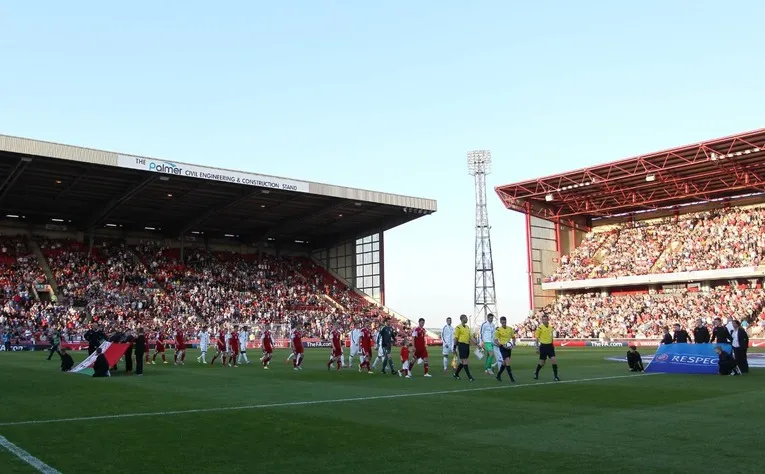 Bầu không khí nhộn nhịp tại Sân vận động Oakwell vào ngày diễn ra trận đấu