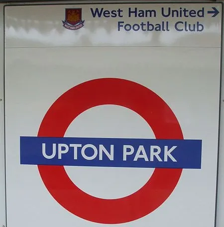 Bên ngoài ga tàu điện ngầm Upton Park, điểm đến quen thuộc của các cổ động viên West Ham