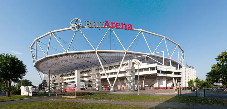 Bên trong sân BayArena nhìn từ khán đài, thể hiện khu vực VIP và tiện nghi hiện đại.