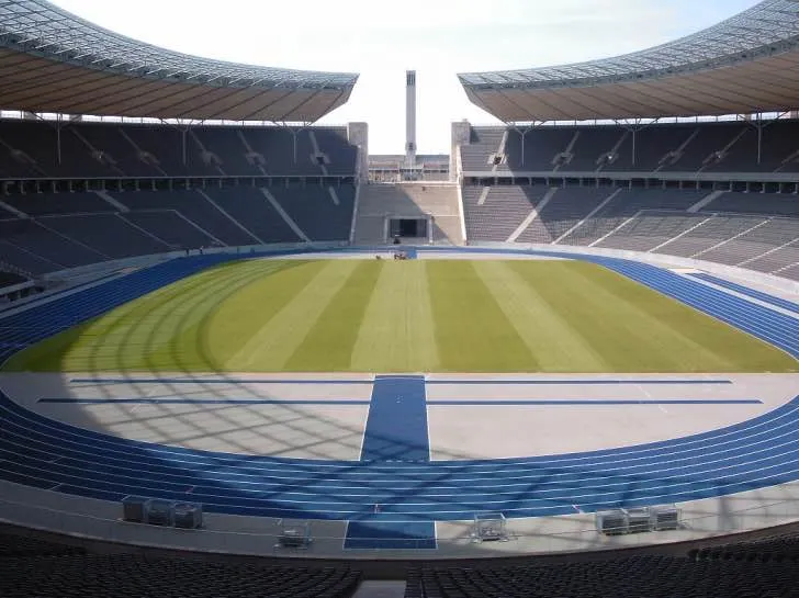 Bên trong sân vận động Olympiastadion Berlin, nhìn từ khán đài xuống sân cỏ