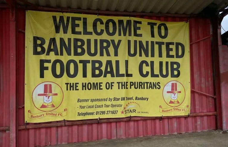 Biển chào mừng &quot;Welcome to Spencer Stadium&quot; tại lối vào sân vận động Banbury United