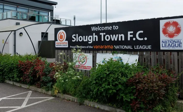 Biển hiệu lối vào sân vận động Arbour Park với logo của Slough Town FC
