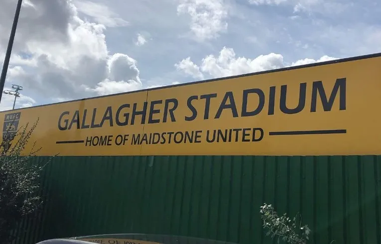 Biển hiệu lối vào sân vận động Gallagher Stadium, biểu tượng của Maidstone United.