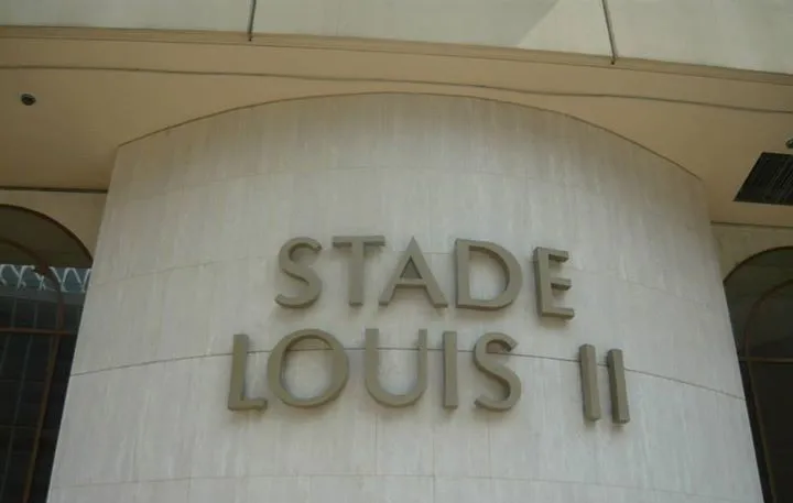 Biển hiệu lối vào sân vận động Stade Louis II, thể hiện tên gọi chính thức của sân.