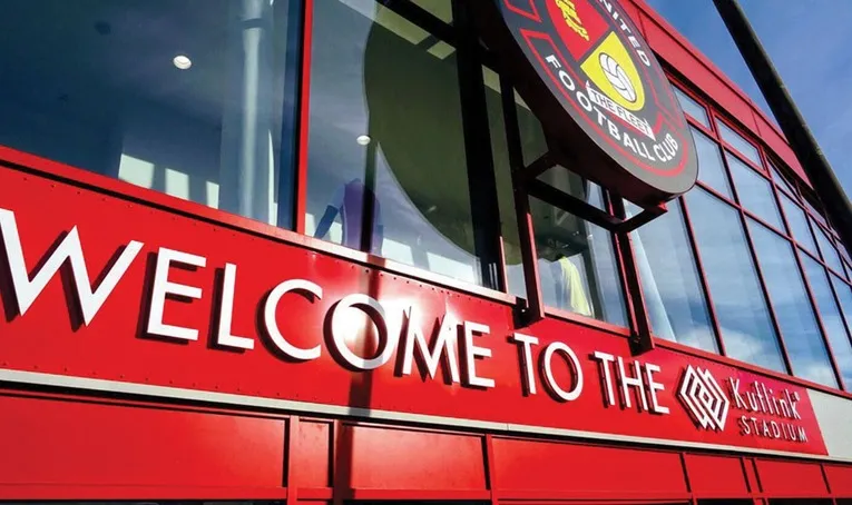 Biển hiệu &quot;Stonebridge Road Stadium&quot; cổ điển, biểu tượng của sân nhà Ebbsfleet United