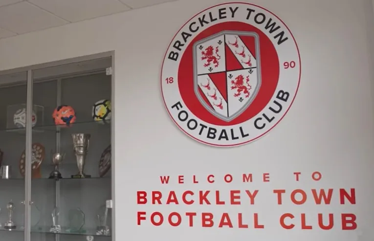 Biểu tượng (logo) của câu lạc bộ Brackley Town FC, đại diện lịch sử CLB
