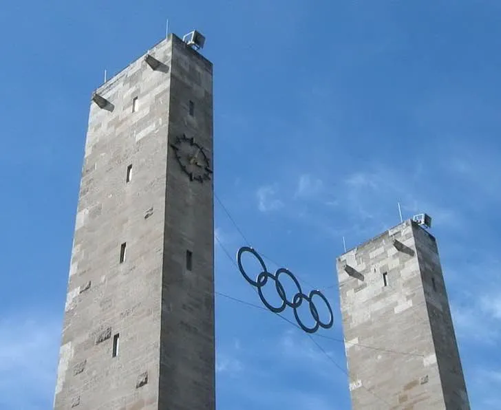 Biểu tượng Vòng tròn Olympic trước sân vận động Olympiastadion Berlin