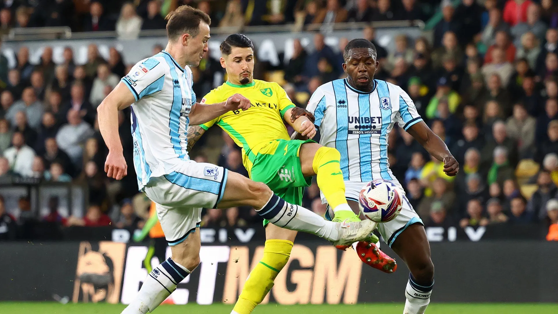 Borja Sainz (áo vàng) bị cầu thủ Middlesbrough truy cản quyết liệt