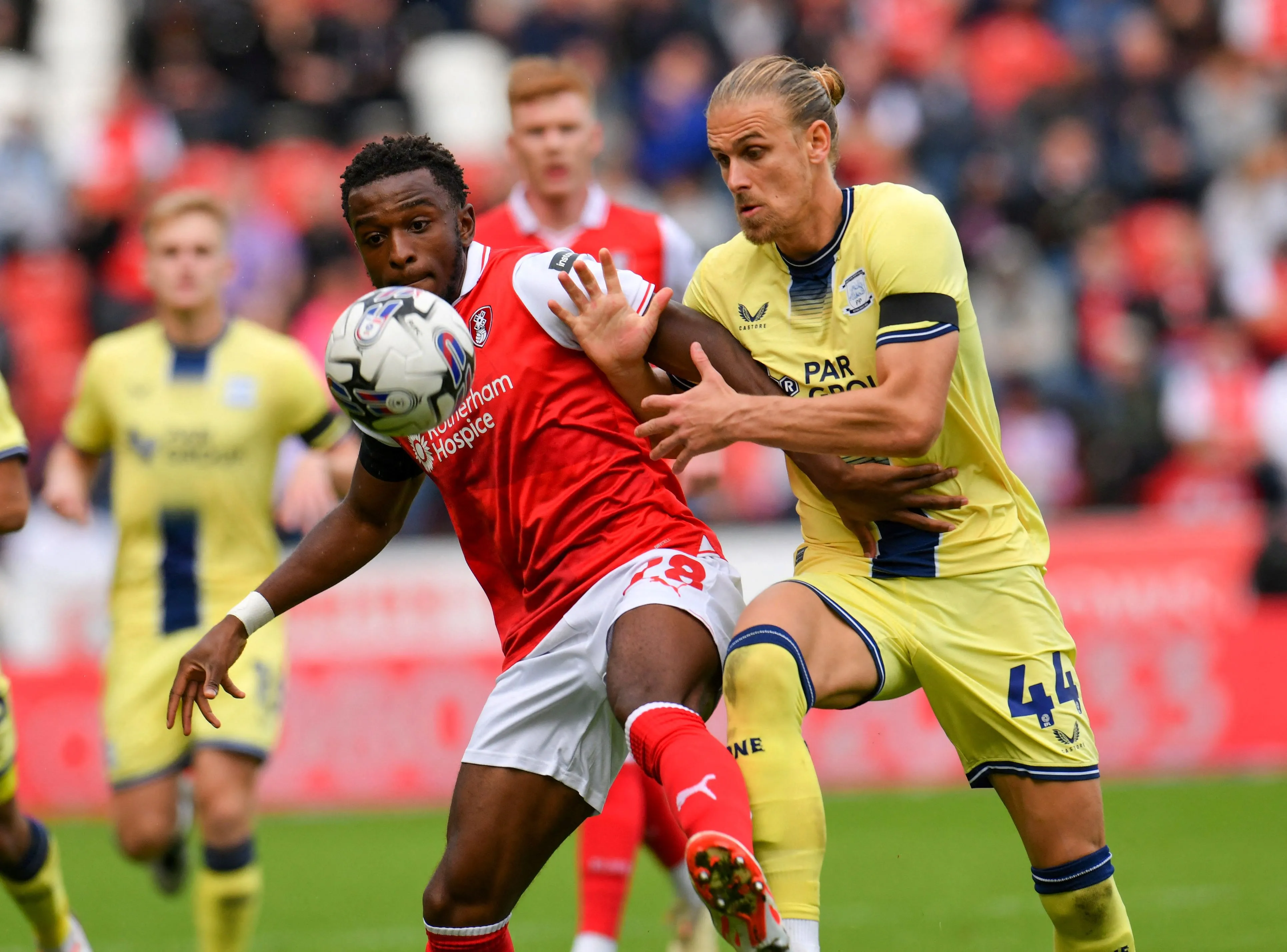 Brad Potts trong màu áo Preston North End thi đấu tại Championship