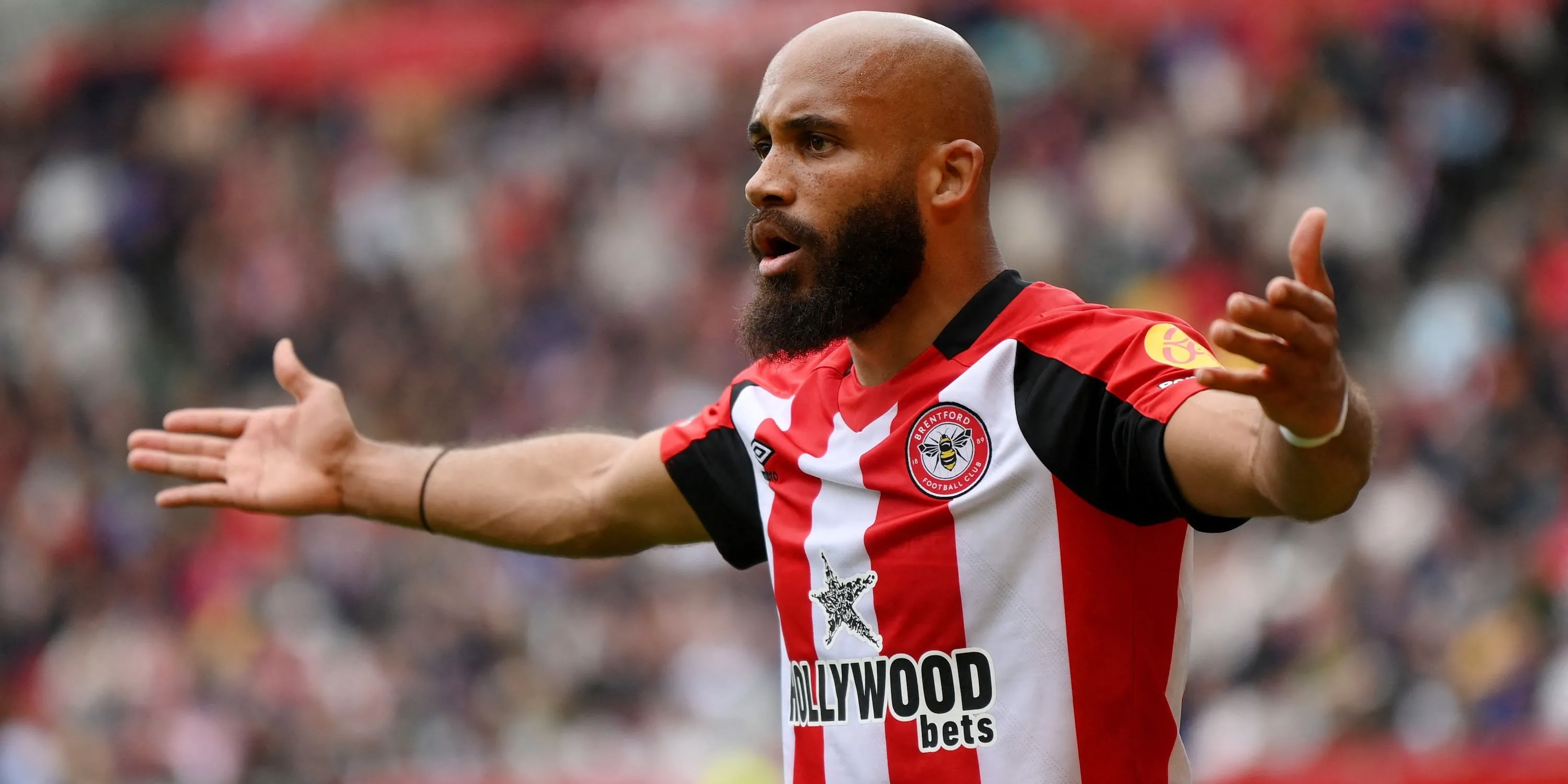 Bryan Mbeumo trong màu áo Brentford, nơi anh có mùa giải xuất sắc với 20 bàn thắng tại Premier League trước khi gia nhập Manchester United.