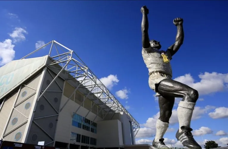 Bức tượng huyền thoại Billy Bremner bên ngoài sân vận động Elland Road