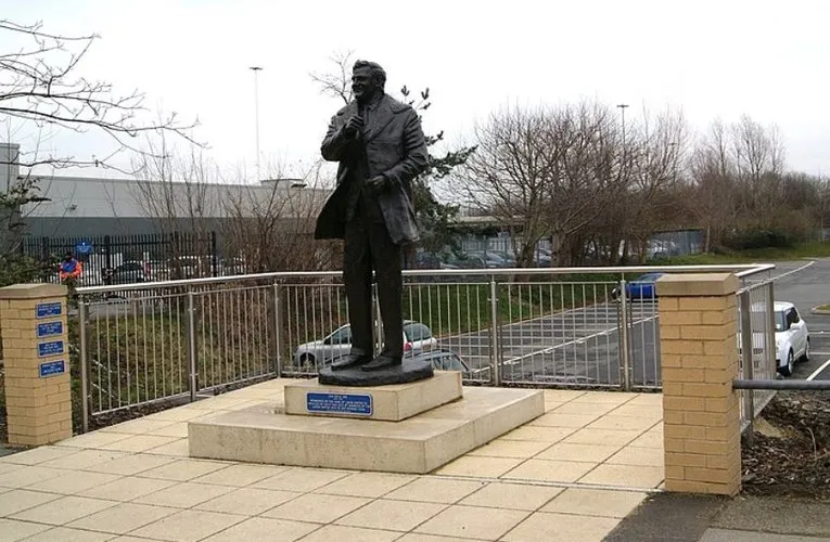 Bức tượng huyền thoại Don Revie bên ngoài sân Elland Road